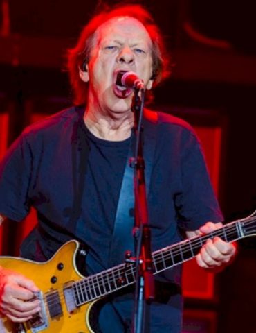 ac/dc-guitarist-stevie-young-admitted-to-hospital-ahead-of-buenos-aires-shows