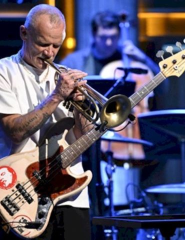watch-flea-pull-double-duty-playing-bass-&-trumpet-on-﻿’fallon’