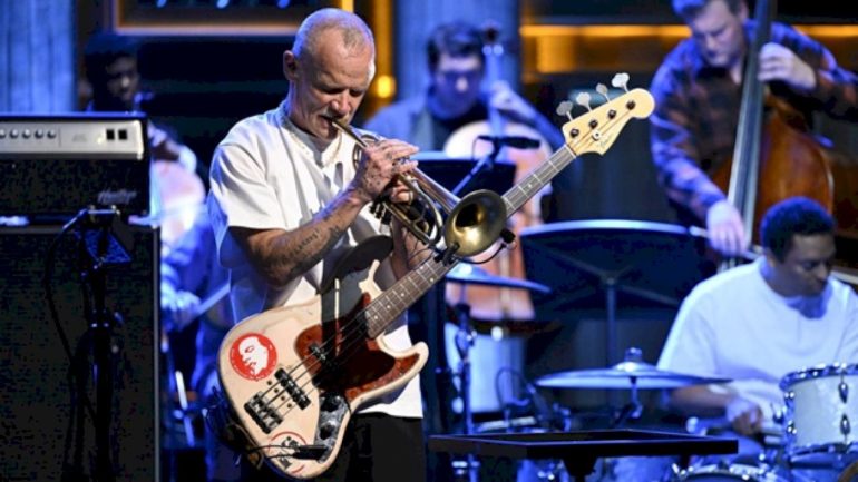 watch-flea-pull-double-duty-playing-bass-&-trumpet-on-﻿’fallon’