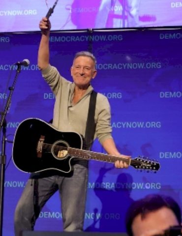 bruce-springsteen,-patti-smith,-michael-stipe-perform-at-democracy-now’s-30th-anniversary