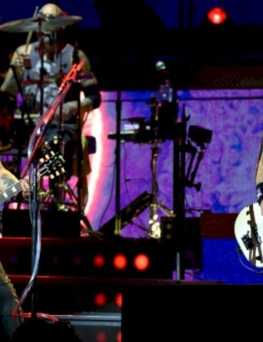 slash-and-duff-mckagan-reunite-onstage-with-former-guns-n’-roses-bandmates-steven-adler-and-gilby-clarke