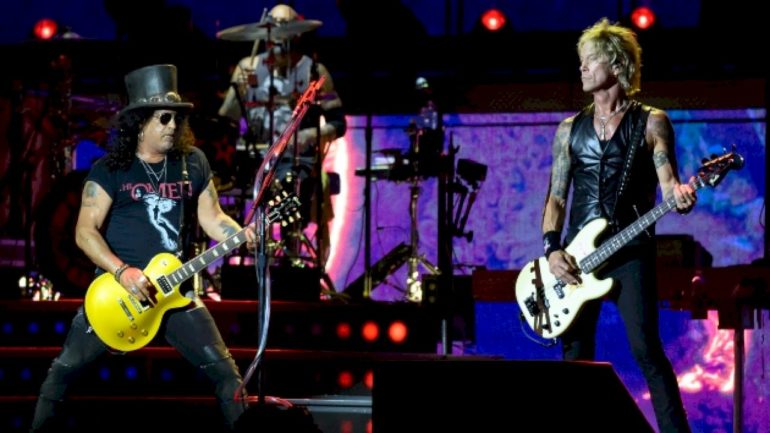 slash-and-duff-mckagan-reunite-onstage-with-former-guns-n’-roses-bandmates-steven-adler-and-gilby-clarke