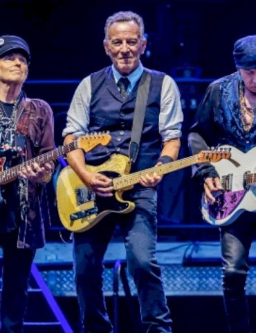 bruce-springsteen-lets-fans-know-what-to-expect-from-upcoming-tour