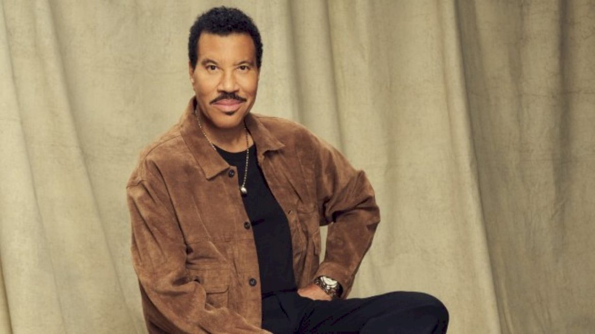 lionel-richie-advises-celebs-that-they-can’t-be-‘famous-and-rich-without-the-people’
