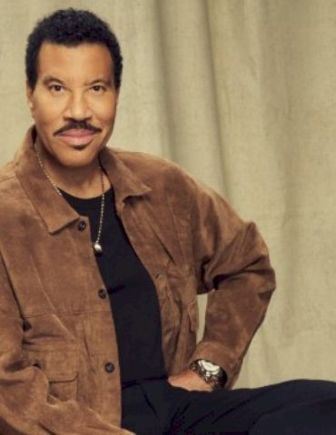 lionel-richie-advises-celebs-that-they-can’t-be-‘famous-and-rich-without-the-people’