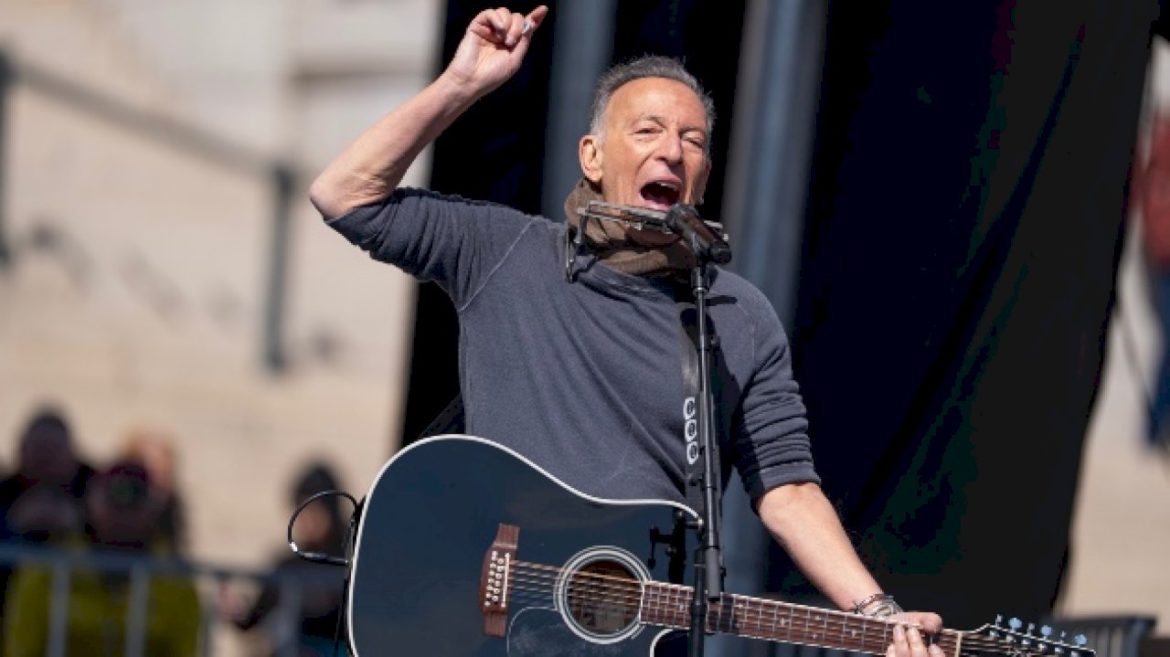 bruce-springsteen-to-stream-first-two-songs-from-land-of-hope-and-dreams-american-tour-opening-night