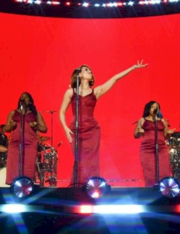 raye-says-it’s-been-‘a-beautiful-experience’-taking-her-show-to-the-next-level-with-a-live-band