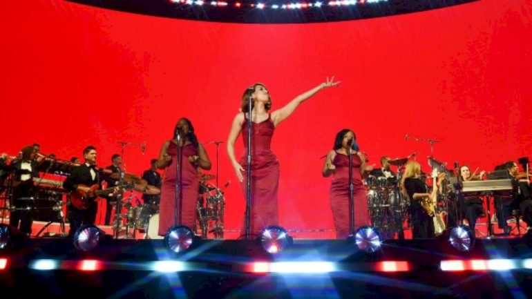 raye-says-it’s-been-‘a-beautiful-experience’-taking-her-show-to-the-next-level-with-a-live-band