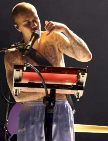 watch-footage-of-justin-bieber’s-‘sneak-preview’-of-coachella-at-la’s-the-roxy-theatre