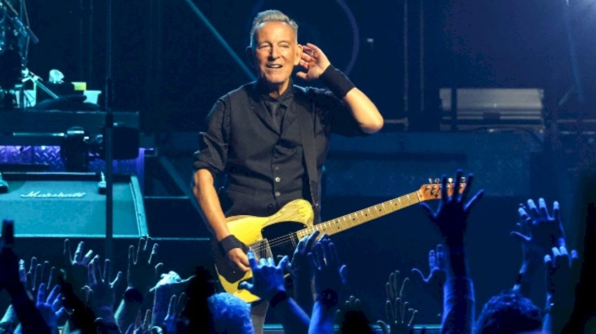 bruce-springsteen-and-the-e-street-band-kick-off-politically-charged-land-of-hope-and-dreams-american-tour