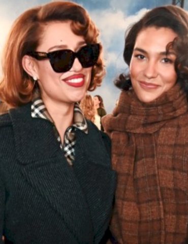 uk-bookies-have-olivia-dean,-raye-tied-for-favorite-to-record-next-james-bond-theme