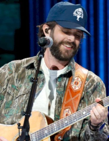 why-is-thomas-rhett-eating-marshmallows-straight-from-the-bag?