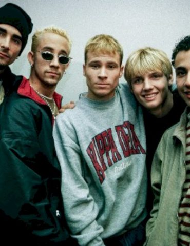 backstreet-boys-use-‘iris’-meme-for-april-fools’-day-joke