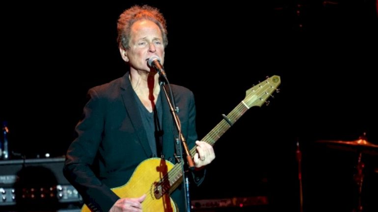 alleged-stalker-accused-of-throwing-substance-on-lindsey-buckingham-of-fleetwood-mac:-sources