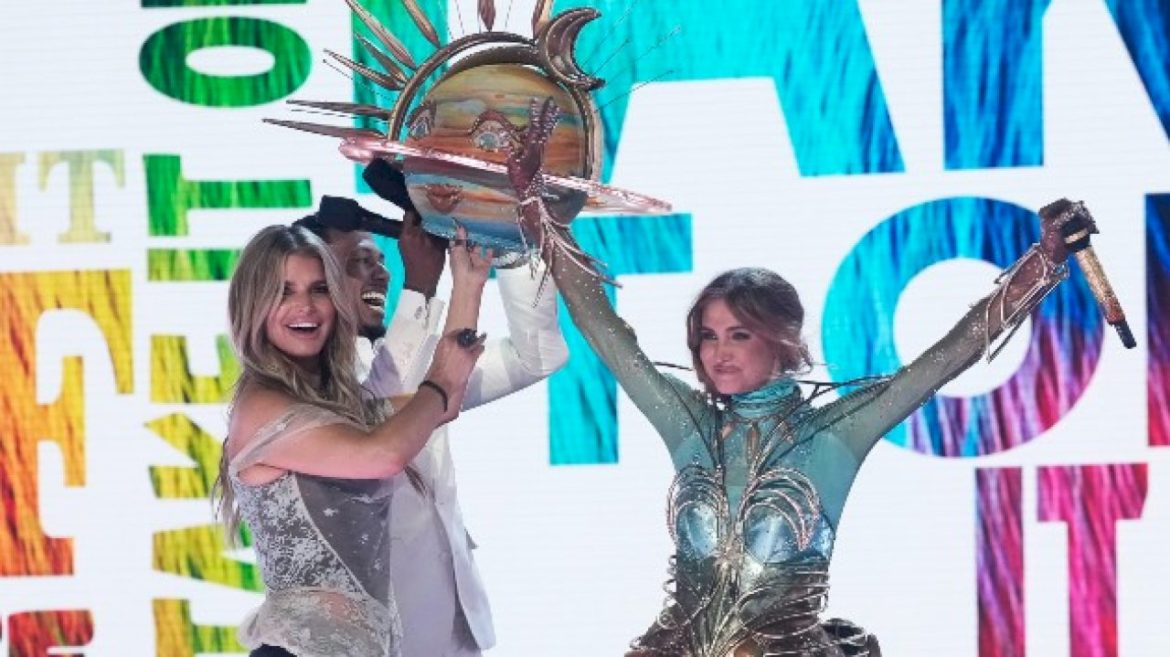 ‘galaxy-girl’-ashlee-simpson-wins-‘the-masked-singer,’-phillip-phillips-comes-in-second