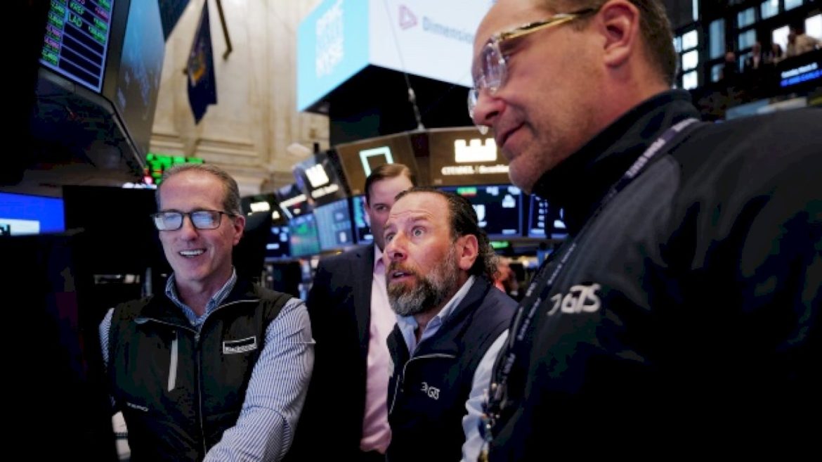 stocks-tumble-after-trump-vows-to-hit-iran-‘extremely-hard’-in-coming-weeks