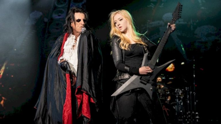 alice-cooper-recruits-new-guitarist-anna-cara-to-fill-in-for-nita-strauss-on-tour