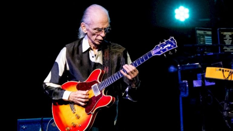 yes-postpones-european-and-uk-tour-so-steve-howe-can-recover-from-surgery