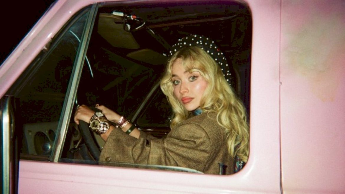 watch-sabrina-carpenter-and-her-girls-rob-a-mansion-in-‘house-tour’-video