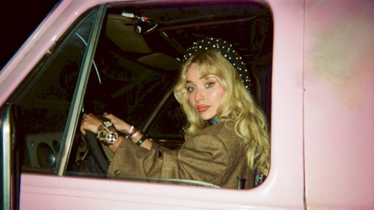 watch-sabrina-carpenter-and-her-girls-rob-a-mansion-in-‘house-tour’-video