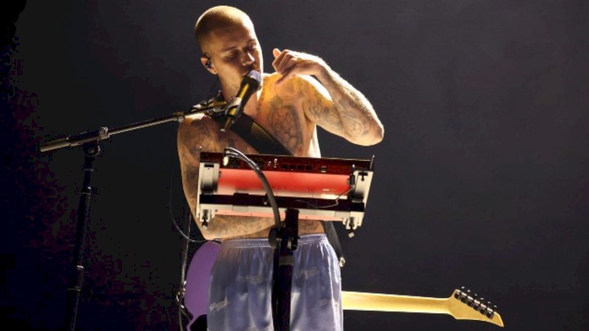 justin-bieber-posts-footage-from-second-surprise-show,-designs-new-product-for-rhode