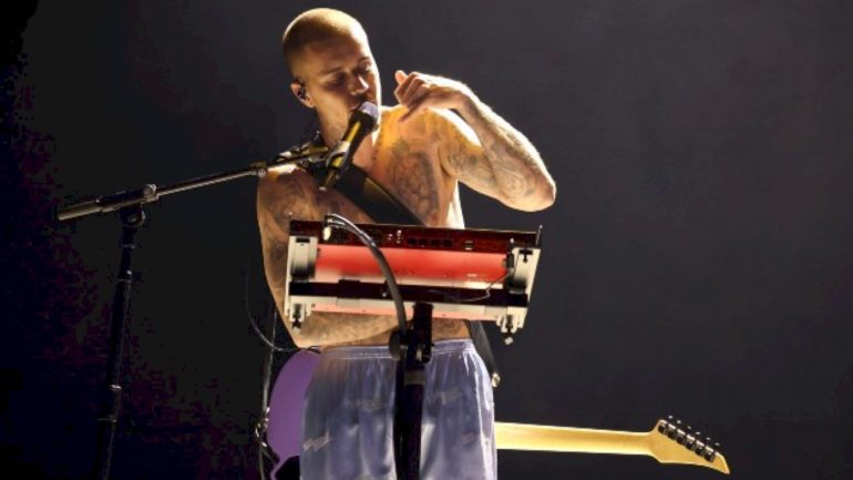 justin-bieber-posts-footage-from-second-surprise-show,-designs-new-product-for-rhode