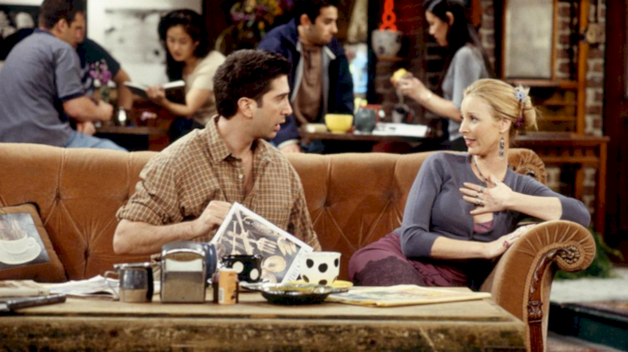 lisa-kudrow-talks-being-seen-as-‘sixth-friend’-on-‘friends’