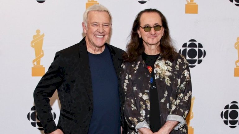 rush’s-geddy-lee-and-alex-lifeson-discuss-plans-to-pay-tribute-to-neil-peart-during-fifty-something-tour