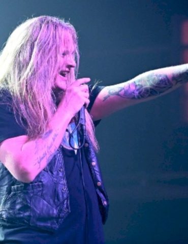 sebastian-bach-and-twisted-sister’s-eddie-ojeda-perform-‘i-wanna-rock’-in-nashville