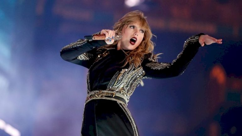 find-out-which-taylor-swift-tour-inspired-anne-hathaway’s-new-movie