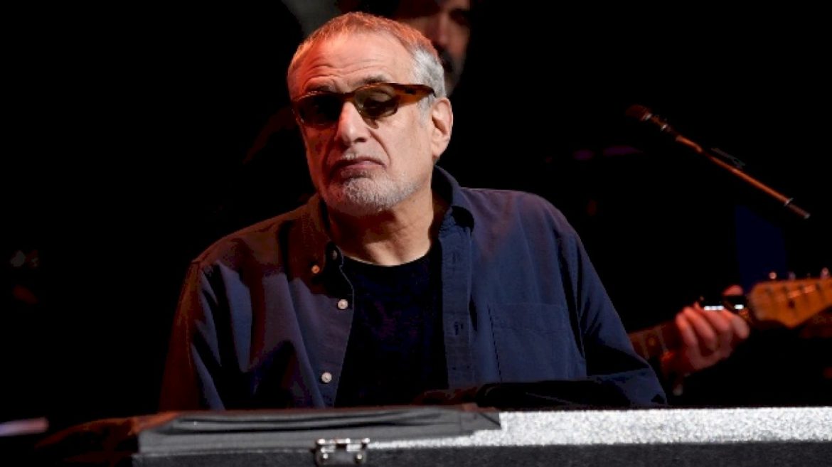 reelin’-in-the-(golden)-years:-steely-dan’s-donald-fagen-is-retired,-making-music-with-family-members