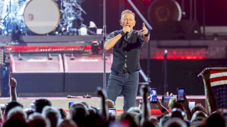 bruce-springsteen-breaks-out-clash-cover-for-the-first-time-in-over-a-decade-at-la-show