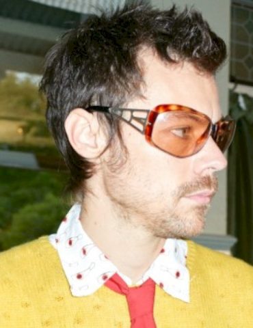 watch-harry-styles-perform-‘carla’s-song’-in-a-paris-museum