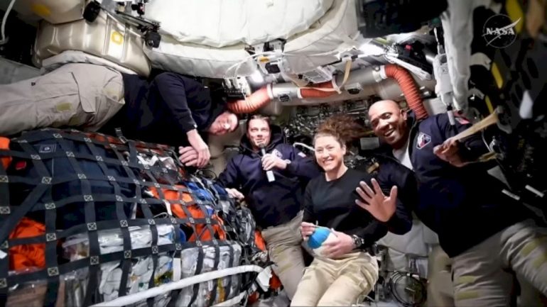 i-woke-up-like-this-(in-space):-artemis-ii-crew-reveals-playlist