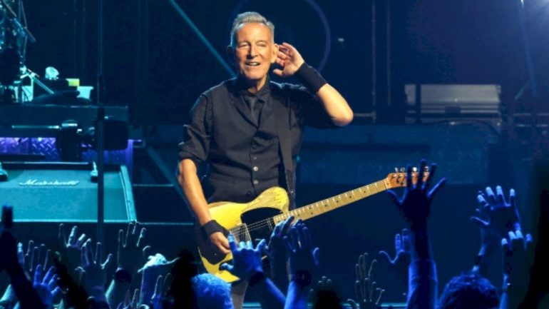 bruce-springsteen-releases-live-performance-videos-of-‘streets-of-minneapolis’-and-‘purple-rain’