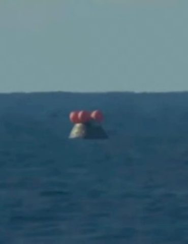artemis-ii:-crew-exits-spacecraft-after-successful-splashdown