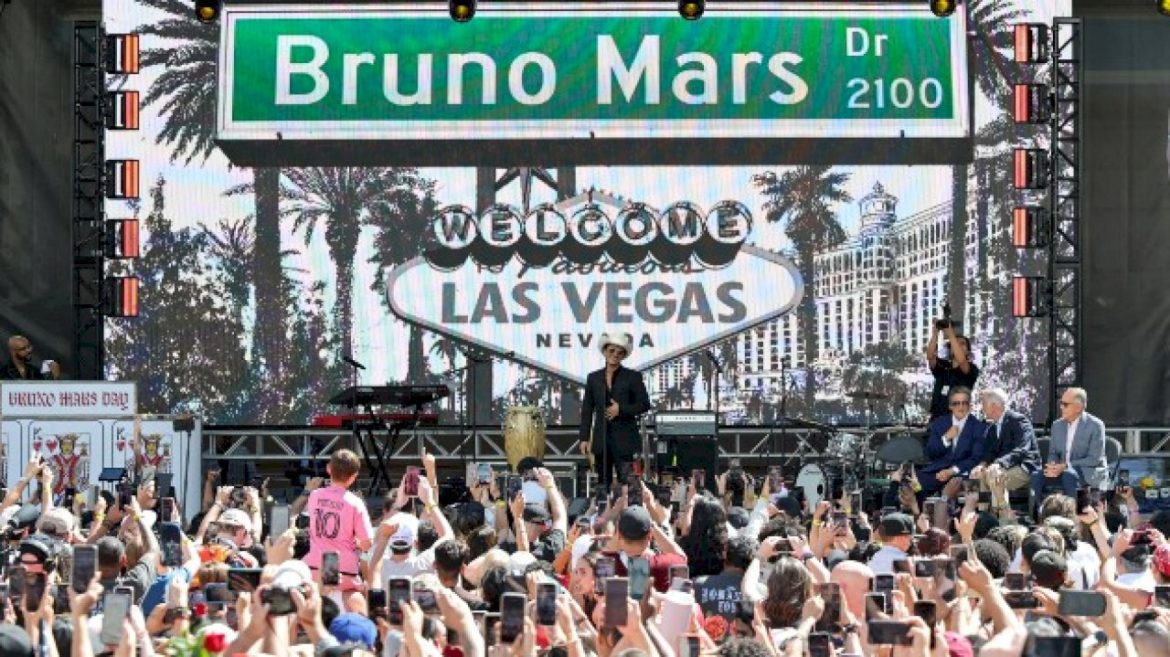 ‘new-king-of-las-vegas’-bruno-mars-gets-street-named-after-him,-performs-free-for-fans