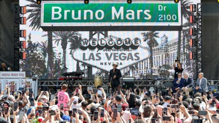 ‘new-king-of-las-vegas’-bruno-mars-gets-street-named-after-him,-performs-free-for-fans