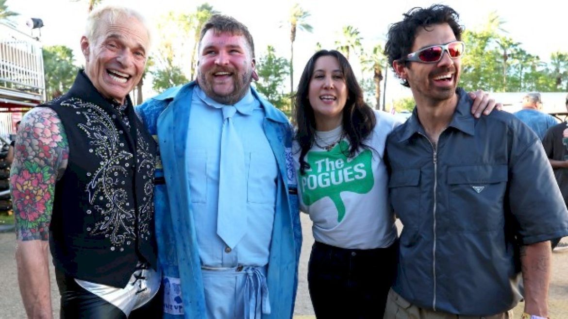 coachella-2026:-teddy-swims-has-three-guests,-huntr/x-joins-katseye,-‘sabrinawood’-carpenter-headlines