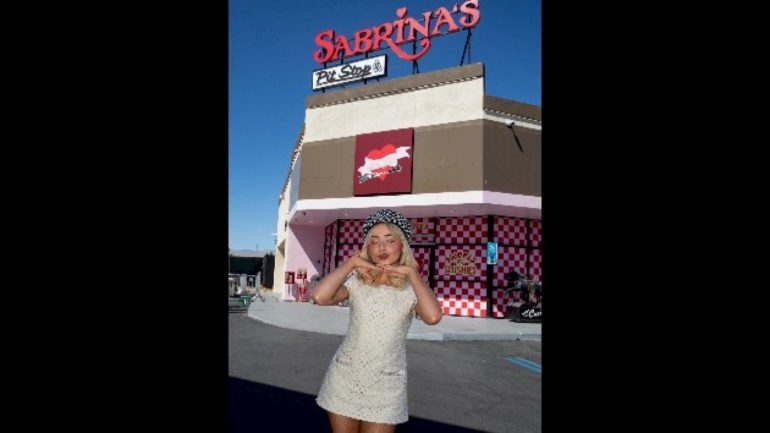 sabrina-carpenter-apologizes-for-‘yodeling’-incident,-surprises-fans-at-her-coachella-airbnb-pit-stop