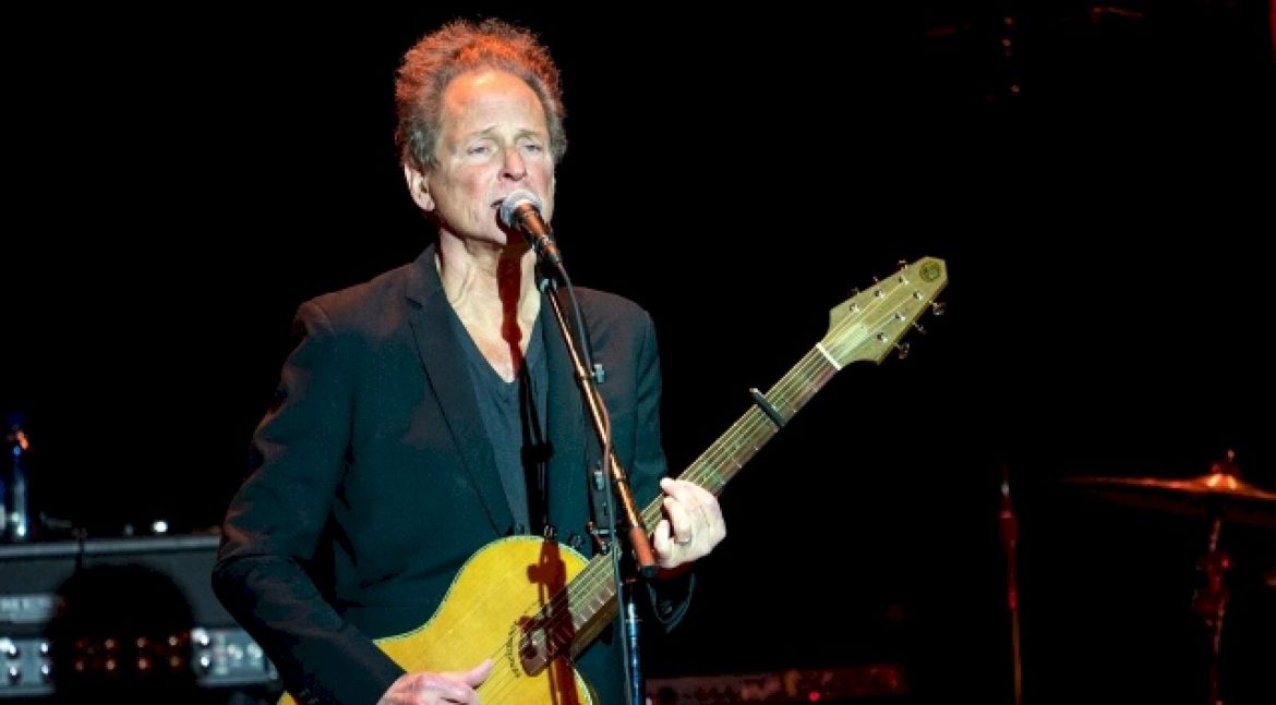woman-accused-of-stalking-and-attacking-fleetwood-mac’s-lindsey-buckingham-arrested