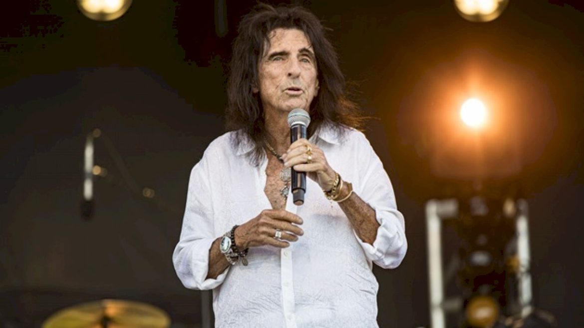 alice-cooper-performs-nirvana’s-‘smells-like-teen-spirit’-at-coopstock-benefit-concert