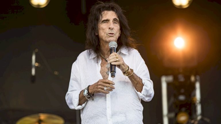 alice-cooper-performs-nirvana’s-‘smells-like-teen-spirit’-at-coopstock-benefit-concert