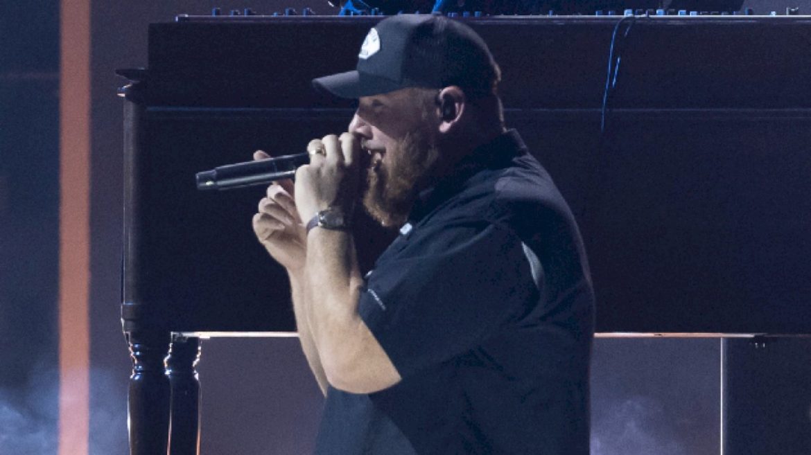 luke-combs-wakes-up-to-20th-#1-with-‘sleepless-in-a-hotel-room’