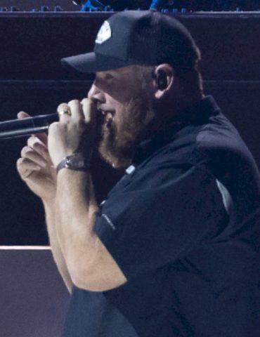 luke-combs-wakes-up-to-20th-#1-with-‘sleepless-in-a-hotel-room’
