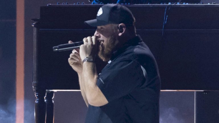 luke-combs-wakes-up-to-20th-#1-with-‘sleepless-in-a-hotel-room’