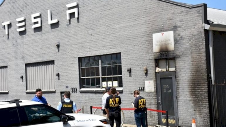 molotov-cocktail-apparently-used-to-start-fire-at-tesla-sales-office:-atf