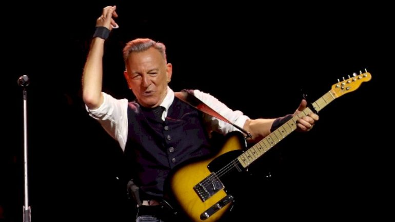 bruce-springsteen-performs-the-doors’-‘light-my-fire’-with-john-densmore-at-american-music-honors