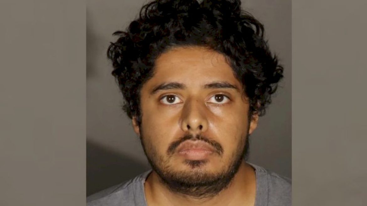 mom-stabbed-to-death-in-home,-daughter-stabbed-and-wounded;-suspect-in-custody:-police