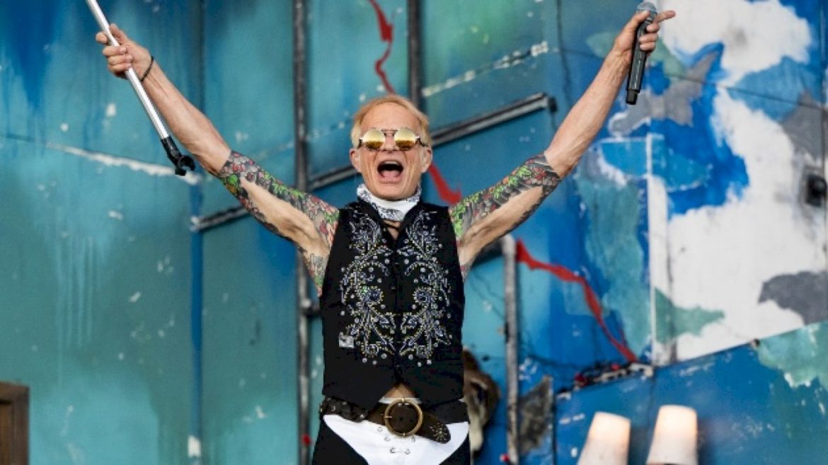 david-lee-roth-feels-‘rich’-after-selling-his-publishing